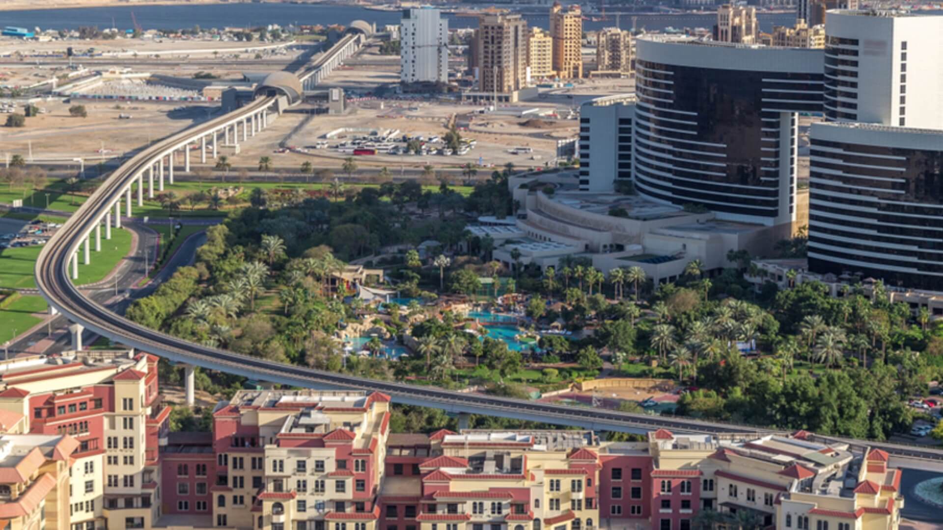 يضعك الجداف على حافة خور دبي، حيث يلتقي العيش بجانب المياه مع الثقافة. جولات صباحية على ممشى واجهة الجداف المائية، وبعد الظهر استكشاف مركز جميل للفنون وحديقة النحت الخاصة به، وأمسيات هادئة في مكتبة محمد بن راشد المذهلة تجسد الإيقاع السهل للجداف. مع تناول الطعام الفاخر في قصر فيرساتشي دبي وركوب العبرة المنعشة من محطة الجداف البحرية إلى دبي فستيفال سيتي، يبدو الترفيه دائمًا قريبًا. مزيج المجتمع من الشقق العصرية، والممرات المزروعة، وإطلالات الأفق على وسط مدينة دبي يجعل الجداف يبدو ملهمًا وسهلًا في الوقت نفسه - عنوان بجانب الخور ينبض بالحياة.