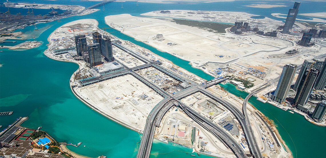 بالنسبة للمقيمين، الراحة في جزيرة المارية ليست مجرد وعد—بل هي جزء من الخطة الرئيسية. يمكنك المشي إلى مستشفى كليفلاند كلينك أبوظبي للحصول على رعاية صحية عالمية المستوى، شراء الاحتياجات اليومية من متجر ويتروز في الغاليريا، أو طلب سيارة أجرة في ثوانٍ من ساحة سوق أبوظبي العالمي. الجسور السلسة توصلك إلى جزيرة الريم في دقائق، الكورنيش في حوالي 10-12 دقيقة، ومطار أبوظبي الدولي في حوالي 25-30 دقيقة عبر طريق E10. تقدر العائلات وجود المدارس والحضانات المرموقة على جزيرة الريم القريبة—بما في ذلك خيارات مشهورة مثل مدرسة ريبتون أبوظبي—والتي يمكن الوصول إليها بسهولة بالسيارة. سواء كنت تتنقل، تقابل الأصدقاء، أو تدير المهام اليومية، فإن جزيرة المارية تجعل يومك سلسًا وخاليًا من التوتر.