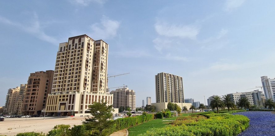 الاتصال هو ما يميز منطقة الجداف حقًا. توفر محطتا مترو الخط الأخضر - الجداف والخور - وصولاً سهلاً إلى دبي القديمة، مدينة دبي الطبية، ومطار دبي الدولي، بينما يتيح الوصول السريع إلى شارع الخيل، شارع الشيخ راشد، جسر القرهود، ومعبر الخليج التجاري سهولة التنقل في كل رحلة. من الجداف، يمكنك الوصول إلى دبي فستيفال سيتي مول، وافي سيتي، أو حديقة الخور في دقائق، كما أن وسط مدينة دبي ومركز دبي المالي العالمي على بعد مسافة قصيرة بالسيارة. تقدر العائلات قرب المدرسة السويسرية الدولية العلمية في دبي، ويوفر جوار مستشفيات مدينة دبي الطبية مثل مستشفى مدينة ميديكلينيك، مستشفى مورفيلدز للعيون، ومستشفى الجليلة التخصصي للأطفال راحة البال الصحية. الراحة اليومية في الجداف تعني المزيد من الوقت لما يهم.