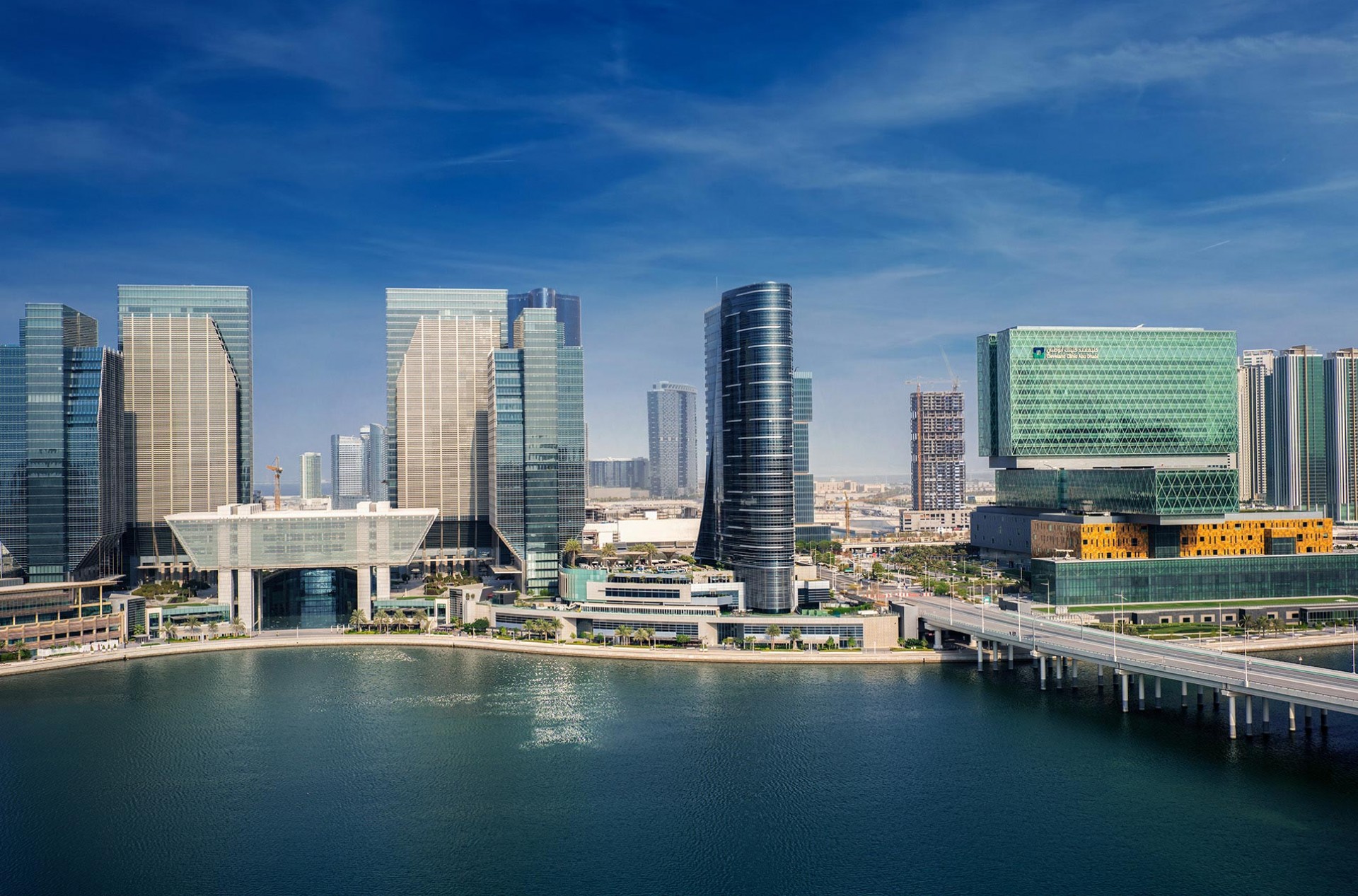 جزيرة المارية هي العنوان المميز على الواجهة البحرية في أبوظبي حيث يجتمع الفخامة، الترفيه، والراحة اليومية معًا. من الجري عند شروق الشمس على الكورنيش المُنسق إلى عشاء الغروب المطل على المياه، تبدو الحياة في جزيرة المارية مرفوعة بشكل طبيعي. ادخل إلى "ذا غاليريا جزيرة المارية" لتجد أحدث صيحات الموضة، السوبرماركت الفاخر، سينما VOX، والمطاعم بقيادة الطهاة، ثم تجول إلى فندق روزوود وفور سيزونز لأيام السبا أو وجبات البرنش في عطلة نهاية الأسبوع. مع إطلالات على الأفق، مساحات عامة مُنسقة، وفعاليات على مدار العام، تحول جزيرة المارية وقت الفراغ إلى تجربة—مما يجعلها مكانًا نادرًا حيث يمكنك العيش، التسوق، تناول الطعام، والاسترخاء دون مغادرة الجزيرة.