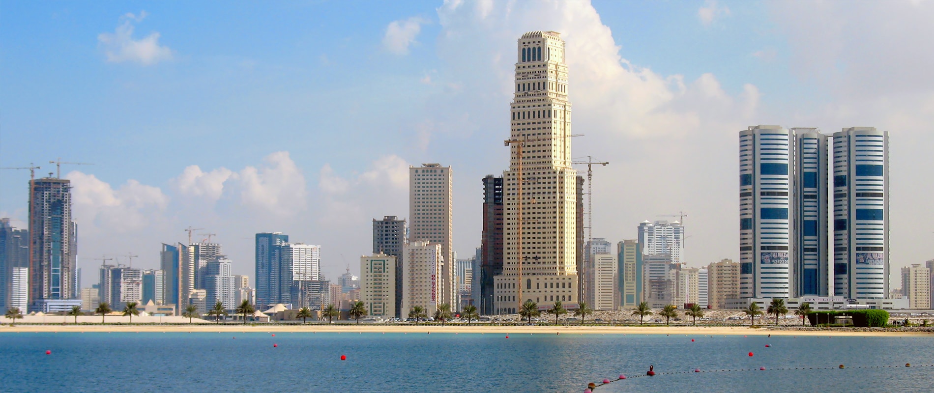 بالنسبة للمقيمين والمستثمرين على حد سواء، يوفر الممزر قيمة حقيقية: حياة على الواجهة البحرية دون ضجيج أو تكلفة المناطق الشاطئية الأكثر ازدحامًا. يقدم المجتمع مزيجًا مدروسًا من الشقق متوسطة الارتفاع والفيلات الفسيحة، حيث يتمتع العديد منها بإطلالات على البحيرة أو الحديقة، بالإضافة إلى وفرة في مواقف السيارات وأجواء هادئة تركز على العائلة. يظل الطلب قويًا بين المهنيين الذين يعملون بين دبي والشارقة ويرغبون في عنوان بدبي، وصول سريع إلى شارع الشيخ محمد بن زايد (E11)، واستمتاع فوري بحديقة شاطئ الممزر. مع العرض المحدود في حي ناضج ومدار بشكل جيد، يجمع الممزر بين الجاذبية الدائمة، وراحة نمط الحياة، وإمكانات طويلة الأمد قوية—مما يجعله خيارًا ذكيًا لأولئك الذين يريدون الشاطئ على عتبة منزلهم والمدينة في متناول أيديهم.